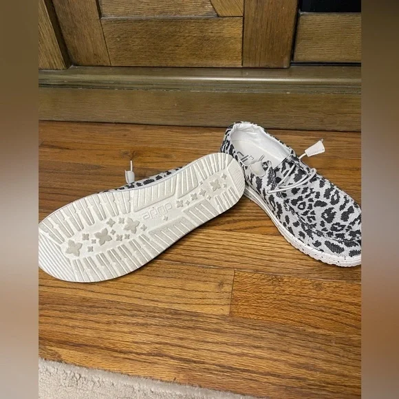 LIKE NEW - Hey Dude Womens Wendy Cheetah Grey Slip-On Loafers Size US 6 - Picture 3 of 5
